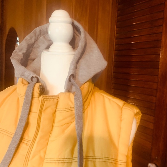 Weatherproof yellow vest m large with a soft Sherpa inside. Zipper pockets - Picture 2 of 9